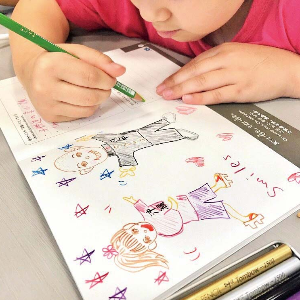 自分を描く絵本制作「じっとみて。」